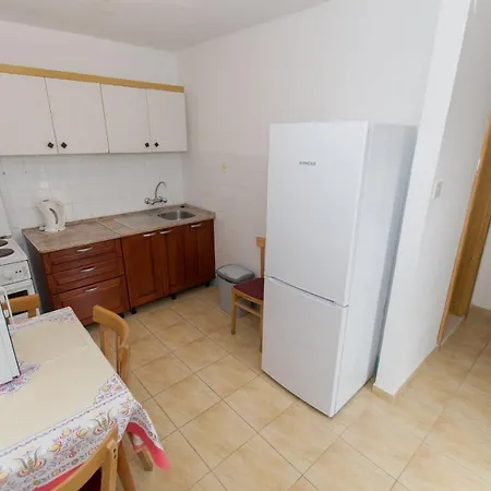Miljko - 80 M From Apartment