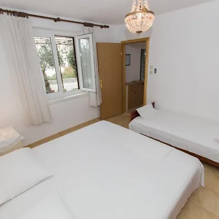 Miljko - 80 M From Appartement