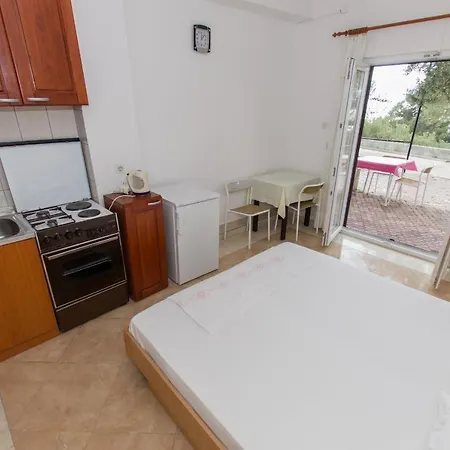 Miljko - 80 M From Apartment