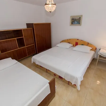 Miljko - 80 M From Apartment
