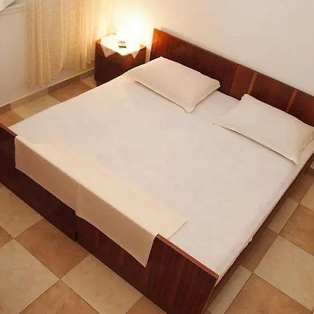 Miljko - 80 M From Apartment