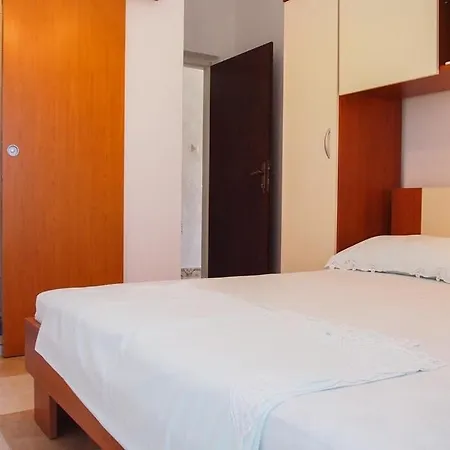 Miljko - 80 M From Apartment