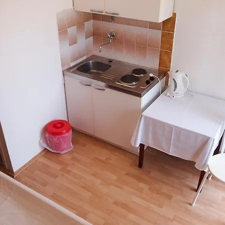 Miljko - 80 M From Apartment Brela