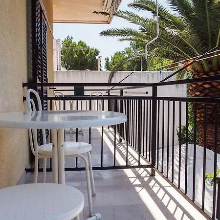 Miljko - 80 M From Apartment