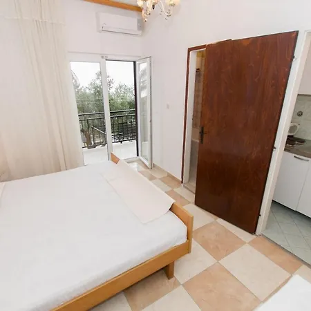 Miljko - 80 M From Apartment Brela